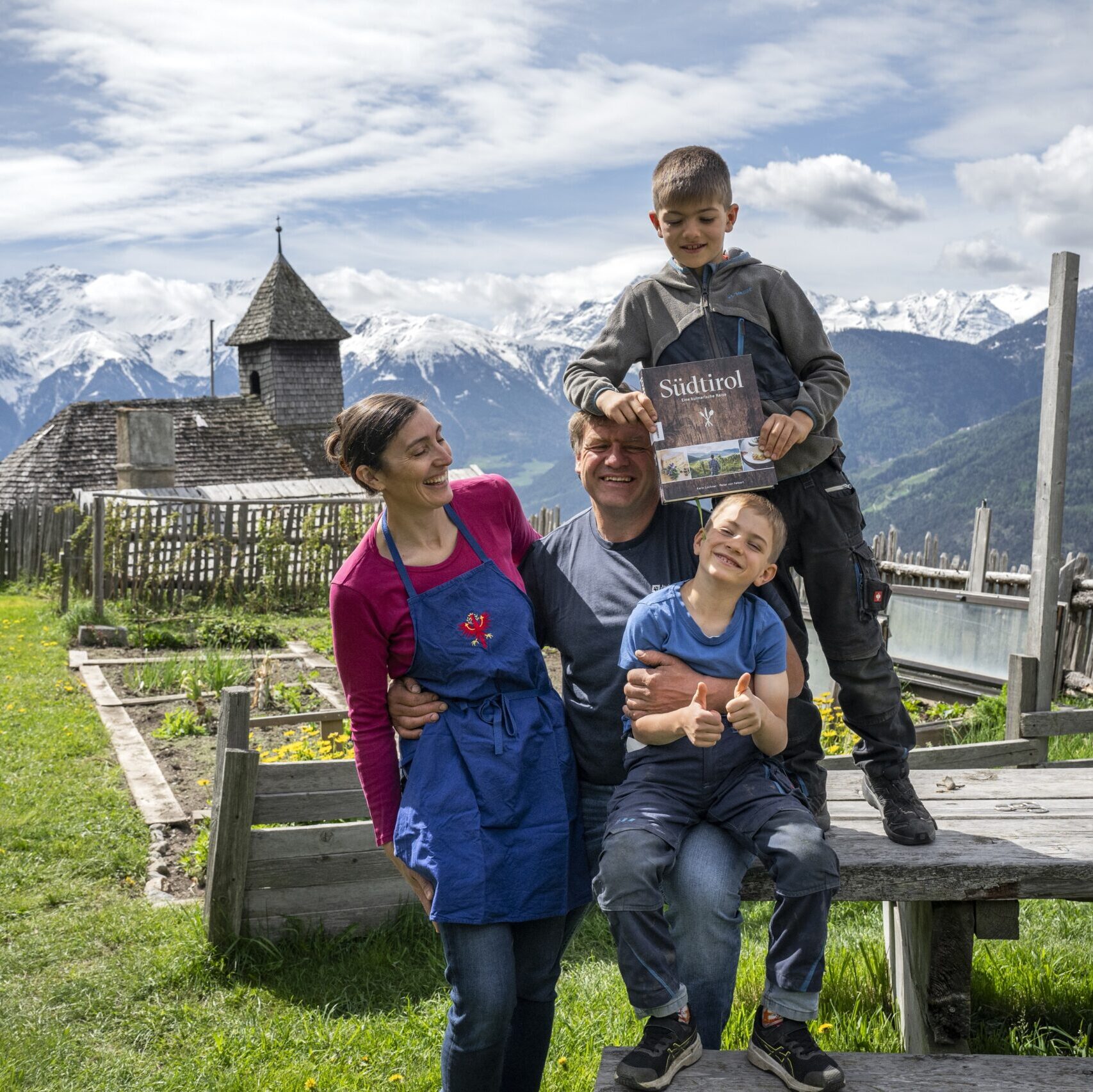 Familienfoto Familie Theiner mit Buch