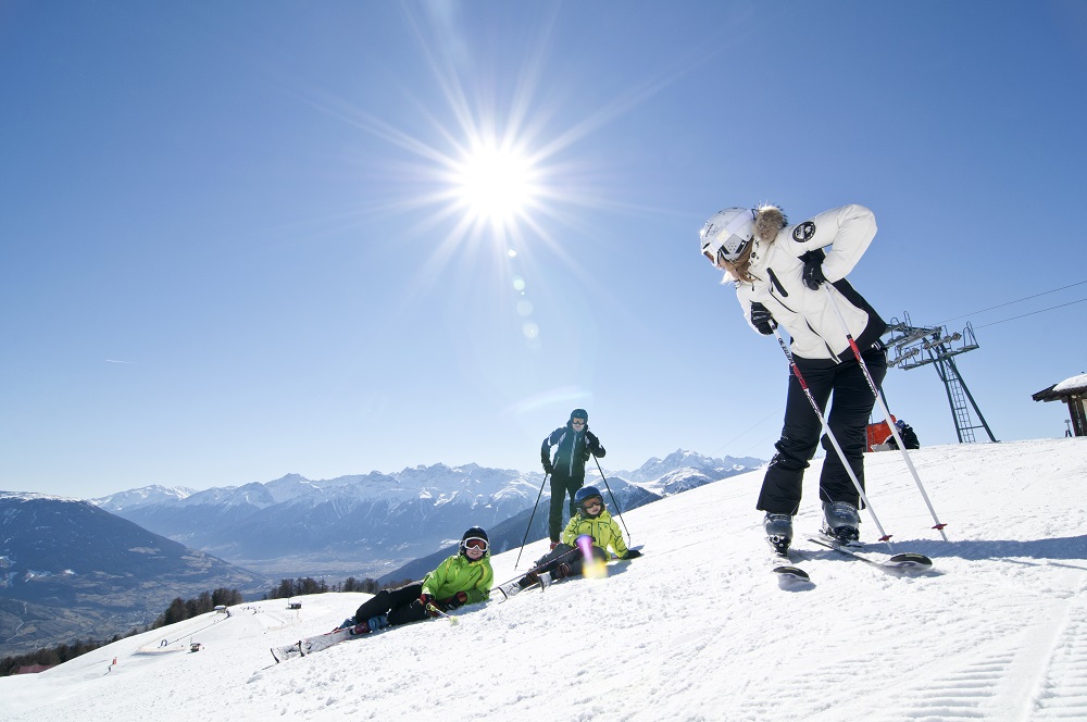 Skifahrer im Skigebiet Watles mit Blick auf die verschneiten Berge im Vinschgau
